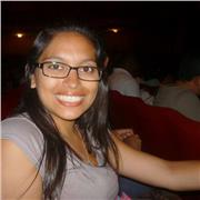 Profesora de informática imparte clases a personas de todas las edades